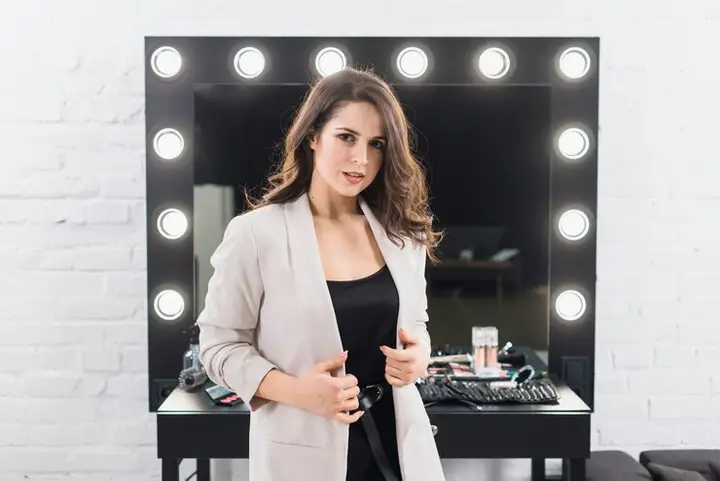 Mulher diante do espelho, representando autoestima