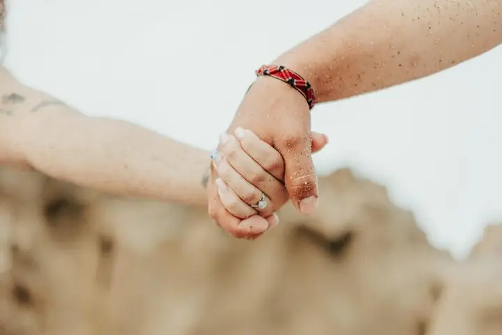 Casal de mãos dadas, representando relacionamentos afetivos
